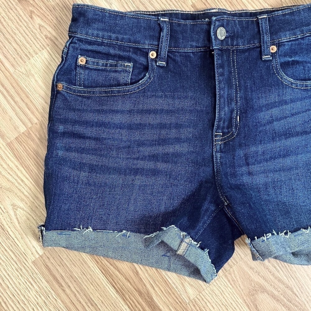 Women's Gap 9" Bermuda Short Size 6/28 Dark Wash Roll up denim jean shorts - Picture 2 of 8